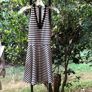 Detailed v-neck dress! Super comfy and cute! 🖤